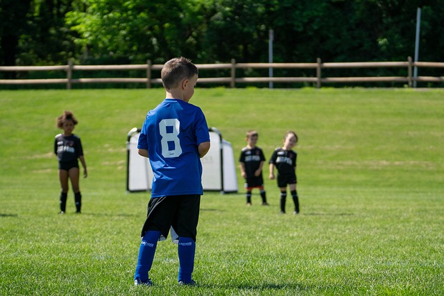 意大利赛车手罗西回忆马拉多纳：我曾单膝跪地亲吻他的左脚